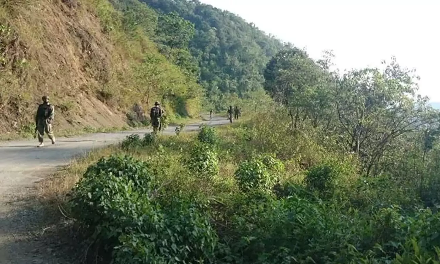 മണിപ്പൂരിൽ ഭീകരാക്രമണം: കമാൻഡിങ് ഓഫീസറും കുടുംബവും കൊല്ലപ്പെട്ടു; അഞ്ച് സൈനികർക്ക് വീരമൃത്യു മണിപ്പൂരിൽ ഭീകരാക്രമണം: കമാൻഡിങ് ഓഫീസറും കുടുംബവും കൊല്ലപ്പെട്ടു; അഞ്ച് സൈനികർക്ക് വീരമൃത്യു