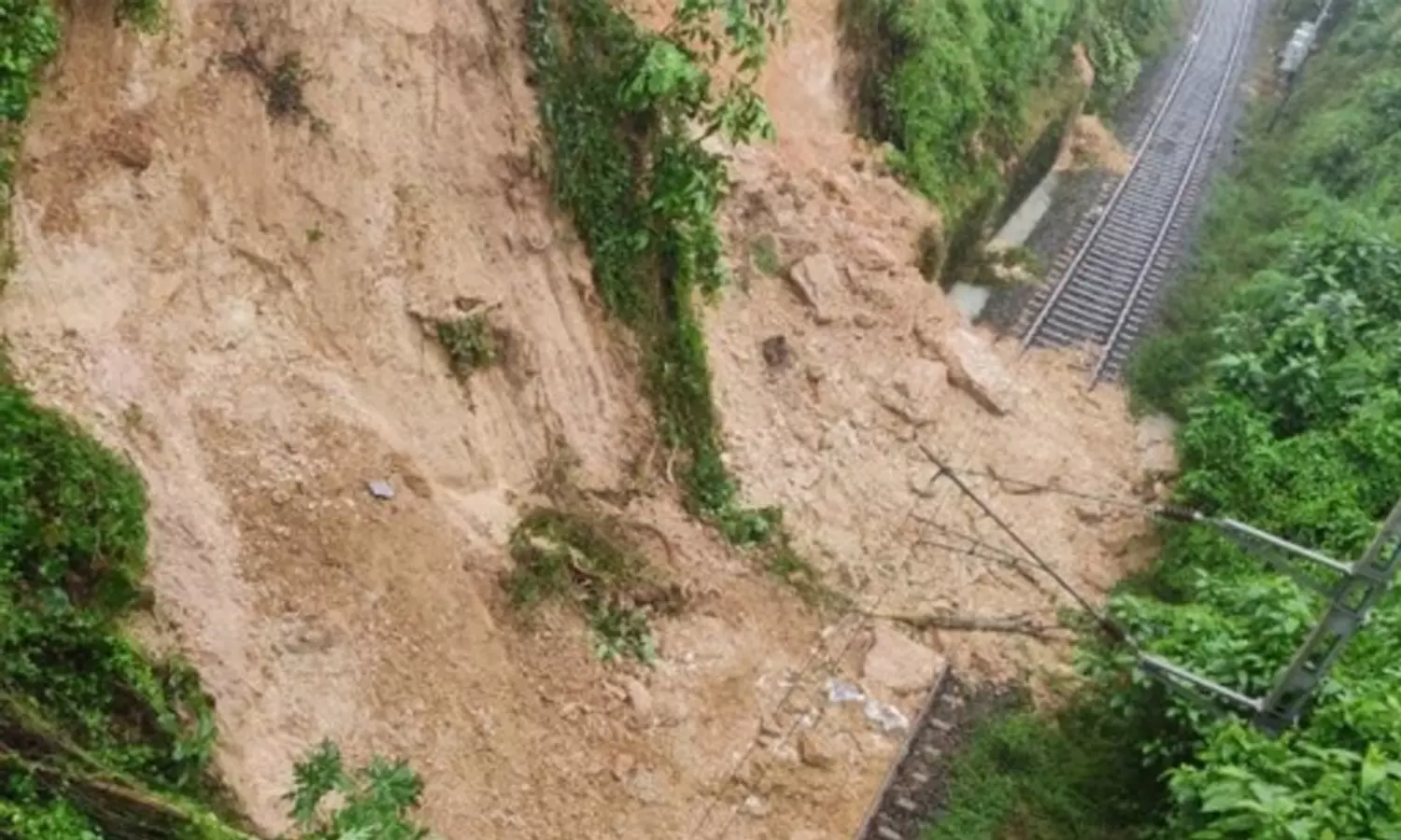 നാഗർകോവിൽ റെയിൽവേ പാതയിൽ മണ്ണിടിച്ചിൽ; നിരവധി ട്രെയിനുകൾ റദ്ദാക്കി നാഗർകോവിൽ റെയിൽവേ പാതയിൽ മണ്ണിടിച്ചിൽ; നിരവധി ട്രെയിനുകൾ റദ്ദാക്കി