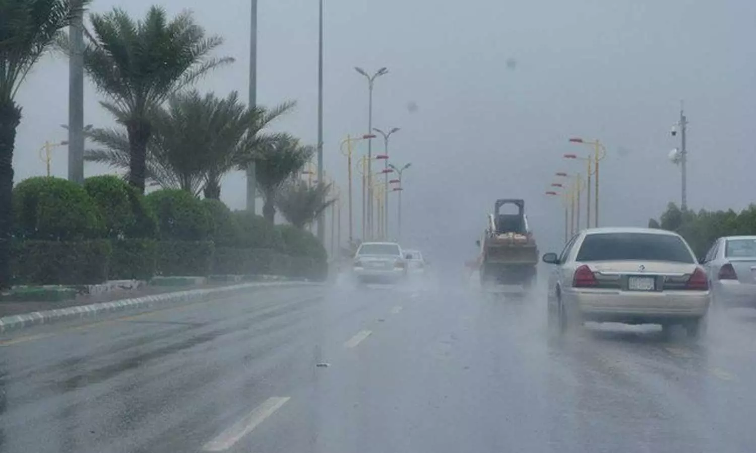 മഴ ശക്തമാകാൻ സാധ്യത; വിവിധ സൗദി മേഖലകളിൽ സ്കൂളുകൾക്ക് തിങ്കളാഴ്ച അവധി മഴ ശക്തമാകാൻ സാധ്യത; വിവിധ സൗദി മേഖലകളിൽ സ്കൂളുകൾക്ക് തിങ്കളാഴ്ച അവധി