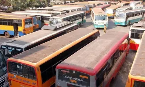 ബസിൽ യാത്ര ചെയ്യുമ്പോൾ മൊബൈൽ ഫോണിൽ പാട്ട് കേൾക്കുന്നത് വിലക്കി ഹൈക്കോടതി