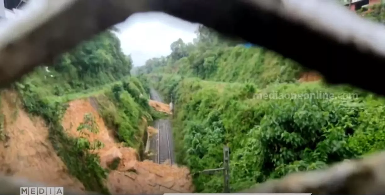 തെക്കൻ കേരളത്തിൽ നാശം വിതച്ച് കനത്ത മഴ: തിരുവനന്തപുരത്ത് തീരദേശവും മലയോര മേഖലയും  വെള്ളത്തിൽ