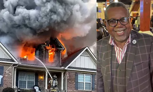 എന്റെ വീടിന് തീ പിടിച്ചിരിക്കുന്നു ഗയ്‌സ്; കത്തിച്ചാമ്പലാകുന്ന വീടിന് മുമ്പിൽനിന്ന് വൈദികന്റെ എഫ്ബി ലൈവ്!