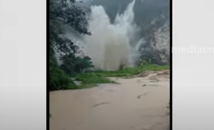 പത്തനംതിട്ട  ഏനാദിമംഗലത്ത് മലയിടിച്ചില്‍