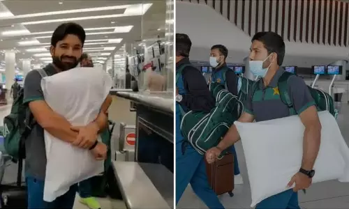 തലയണയെ പ്രണയിച്ച റിസ്‌വാൻ; വൈറലായി ചിത്രങ്ങൾ