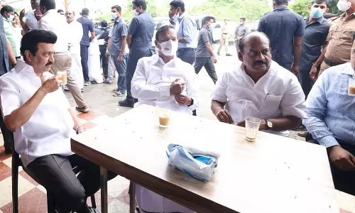 ചില്ലാക്സിലെത്തിയ കൂൾ സി.എം; സ്റ്റാലിൻ ചായക്കടയിലെത്തിയ അമ്പരപ്പ് മറാതെ മലയാളികളായ കടയുടമകള് ചില്ലാക്സിലെത്തിയ കൂൾ സി.എം; സ്റ്റാലിൻ ചായക്കടയിലെത്തിയ അമ്പരപ്പ് മറാതെ മലയാളികളായ കടയുടമകള്