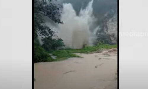 പത്തനംതിട്ട  ഏനാദിമംഗലത്ത് മലയിടിച്ചില്‍