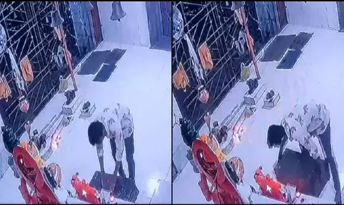 വിഗ്രഹത്തിൽ തൊട്ടുവന്ദിച്ച് നേർച്ചപ്പെട്ടിയിൽ നിന്ന് മോഷണം; കള്ളന്‍റെ ദൃശ്യങ്ങൾ വൈറൽ