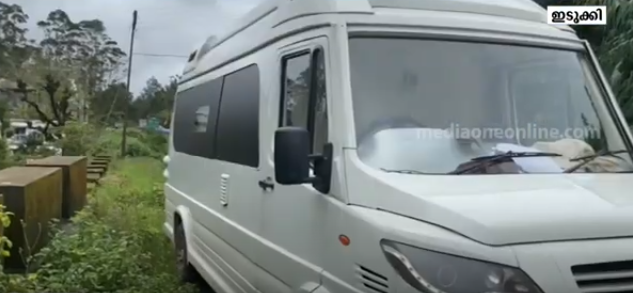 മൂന്നാറില്‍ ഇ-ബുള്‍ജെറ്റ് മാതൃകയില്‍ രൂപമാറ്റം വരുത്തിയ ട്രാവലറും കാരവനും പിടികൂടി