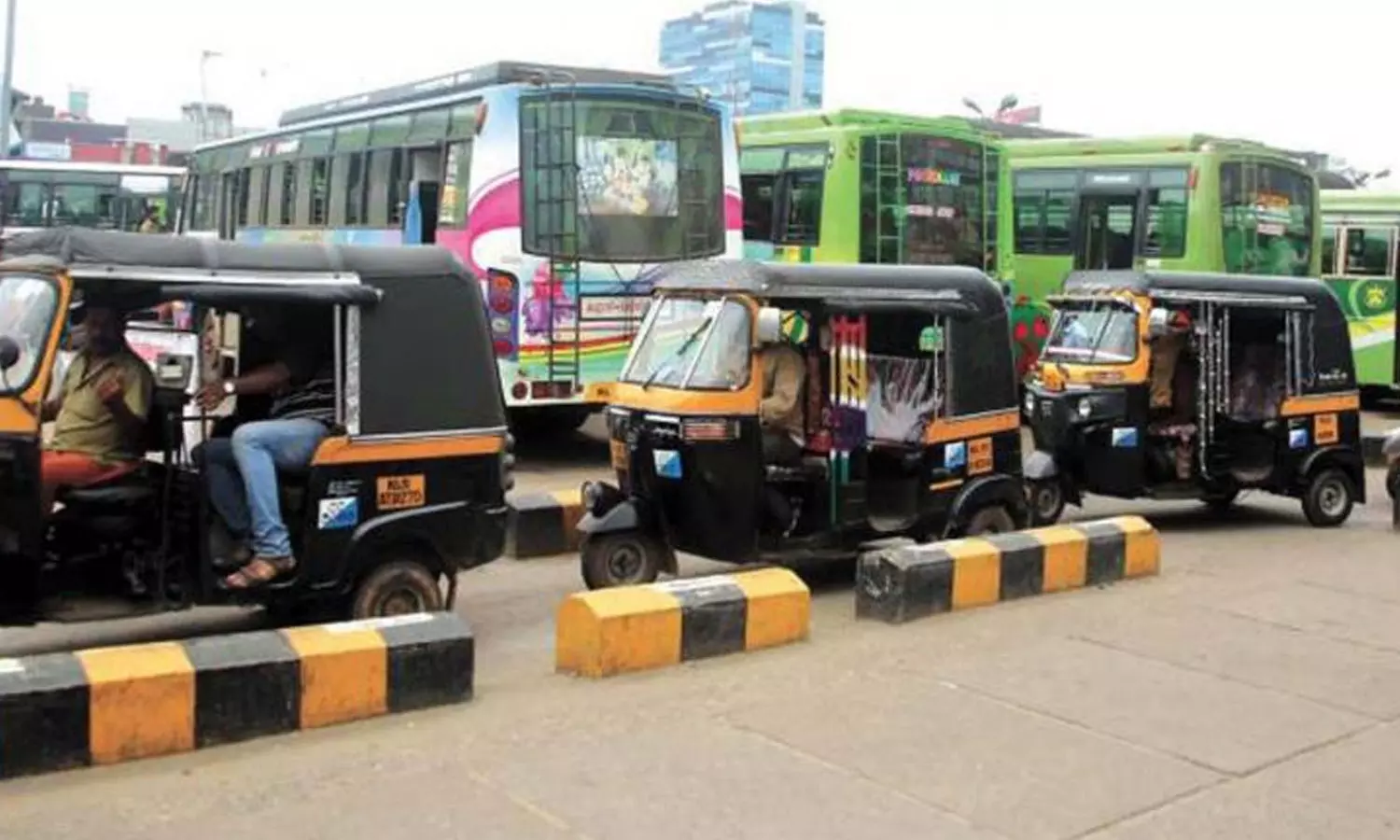 കോഴിക്കോട് നഗരത്തിലെ ഓട്ടോ തൊഴിലാളികൾ പണിമുടക്കുന്നു കോഴിക്കോട് നഗരത്തിലെ ഓട്ടോ തൊഴിലാളികൾ പണിമുടക്കുന്നു
