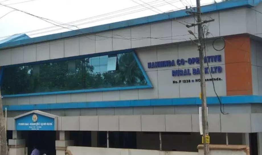 കോഴിക്കോട്ട് ഭാര്യയാണെന്ന് കരുതി യുവാവ് ബാങ്ക് ജീവനക്കാരിയെ വെട്ടി; യുവതിക്ക് ഗുരുതര പരിക്ക്