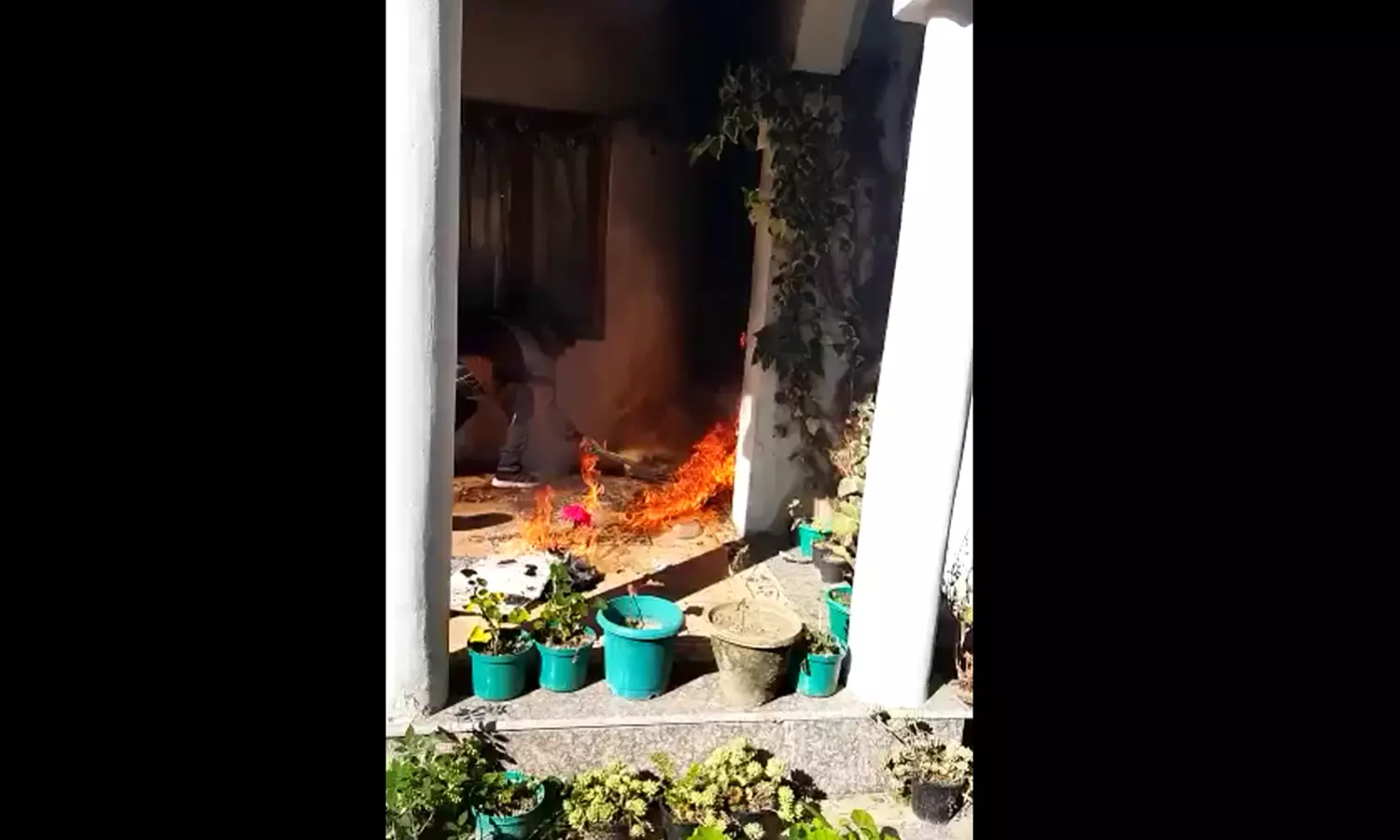 സൽമാൻ ഖുർഷിദിന്റെ വീടിന് നേരെ ആക്രമണം; വീട്ടുപകരണങ്ങൾ തീയിട്ടു സൽമാൻ ഖുർഷിദിന്റെ വീടിന് നേരെ ആക്രമണം; വീട്ടുപകരണങ്ങൾ തീയിട്ടു