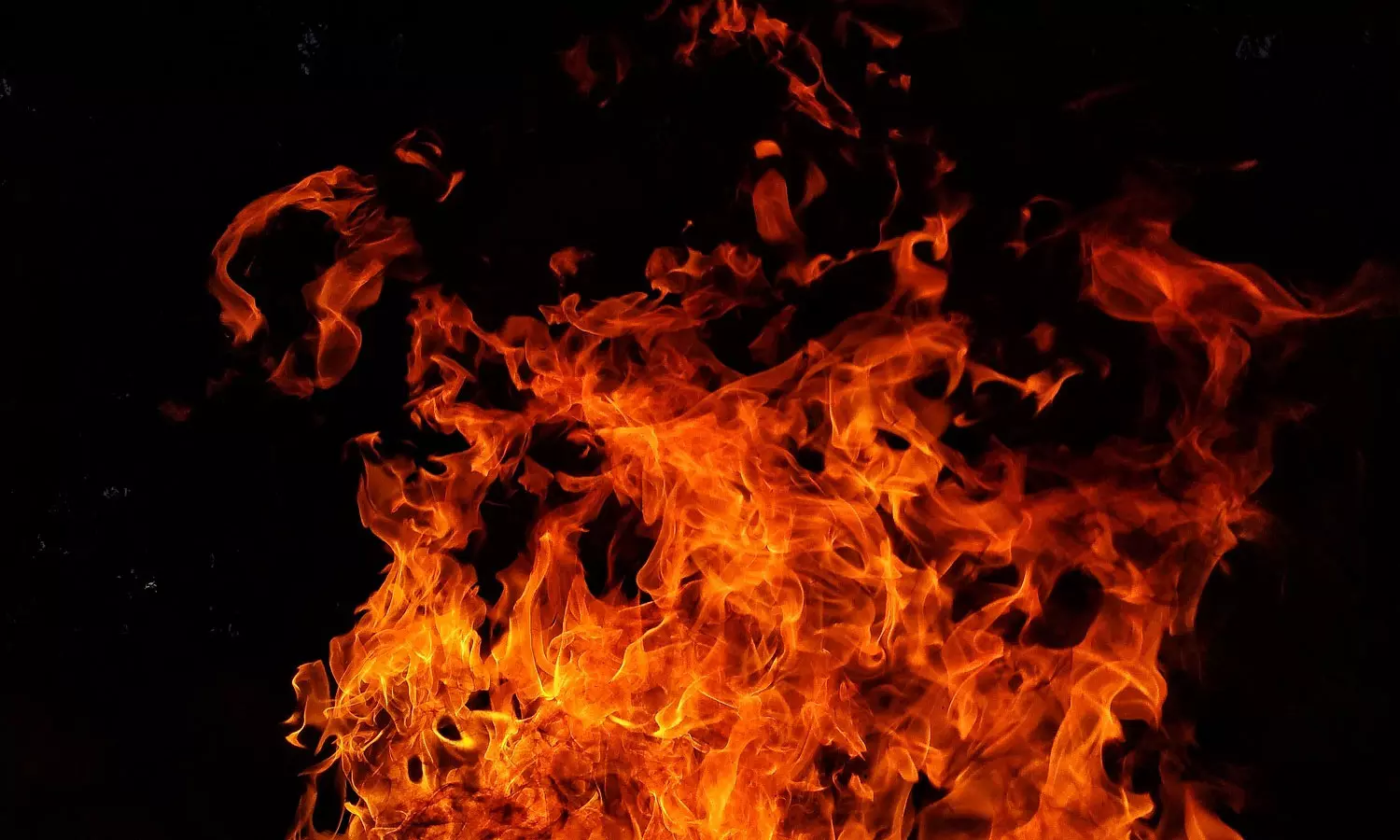 കുറ്റിപ്പുറത്ത് അമ്മയും കുട്ടിയും തീ കൊളുത്തി മരിച്ച നിലയിൽ കുറ്റിപ്പുറത്ത് അമ്മയും കുട്ടിയും തീ കൊളുത്തി മരിച്ച നിലയിൽ