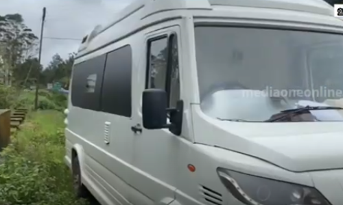 മൂന്നാറില്‍ ഇ-ബുള്‍ജെറ്റ് മാതൃകയില്‍ രൂപമാറ്റം വരുത്തിയ ട്രാവലറും കാരവനും പിടികൂടി