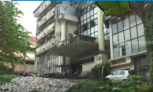 നെടുമങ്ങാട് റവന്യൂ ടവറിന്‍റെ പിറകുവശത്ത് മാലിന്യങ്ങള്‍ കെട്ടിക്കിടക്കുന്നത് മൂലം നാട്ടുകാര്‍ ദുരിതത്തില്‍