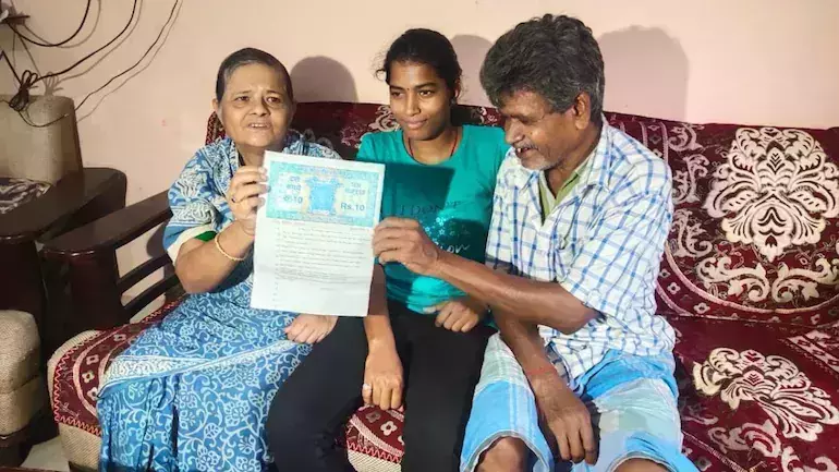 25 വര്‍ഷമായി തണലായി കൂടെയുണ്ട്; റിക്ഷാക്കാരന് ഒരു കോടിയുടെ സ്വത്തുക്കള്‍ എഴുതിവച്ച് വീട്ടമ്മ