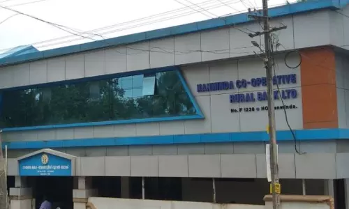 കോഴിക്കോട്ട് ഭാര്യയാണെന്ന് കരുതി യുവാവ് ബാങ്ക് ജീവനക്കാരിയെ വെട്ടി; യുവതിക്ക് ഗുരുതര പരിക്ക്