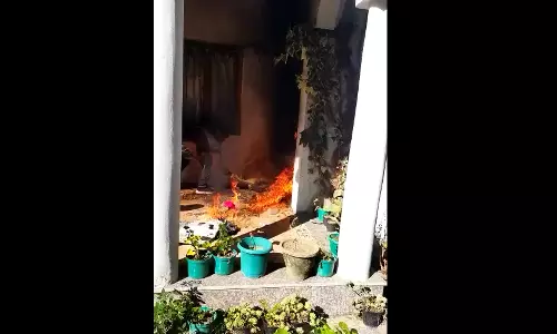 സൽമാൻ ഖുർഷിദിന്റെ വീടിന് നേരെ ആക്രമണം; വീട്ടുപകരണങ്ങൾ തീയിട്ടു