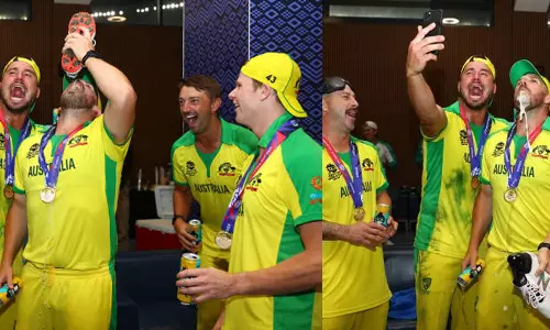 ഷൂവിൽ ബിയർ ഒഴിച്ചുകുടിച്ച് ഫിഞ്ചും സംഘവും; ഇതെവിടുത്തെ ആഘോഷമെന്ന് സോഷ്യൽ മീഡിയ