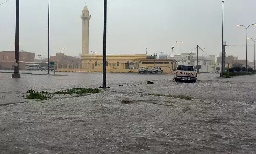സൗദിയിൽ രണ്ട് ദിവസം കൂടി മഴ തുടരും; റോഡുകൾ ഗതാഗത യോഗ്യമാക്കി