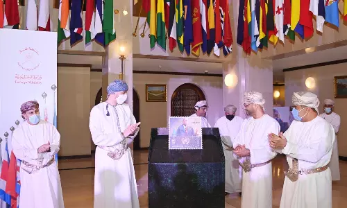 യു.എൻ അംഗത്വത്തിന്റെ 50ാം വാർഷികം: ഒമാൻ വിദേശകാര്യ മന്ത്രാലയം സ്റ്റാമ്പ് പുറത്തിറക്കി യു.എൻ അംഗത്വത്തിന്റെ 50ാം വാർഷികം: ഒമാൻ വിദേശകാര്യ മന്ത്രാലയം സ്റ്റാമ്പ് പുറത്തിറക്കി