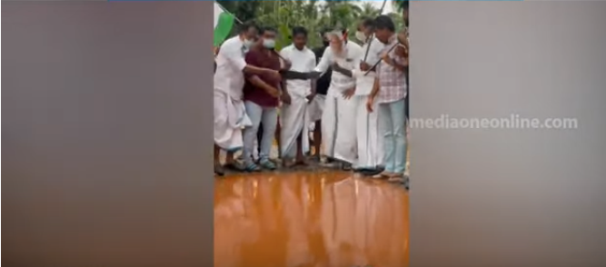 കുളമായി കൂളിമാട് റോഡ്; തോണിയിറക്കി യൂത്ത് കോണ്‍ഗ്രസുകാര്‍