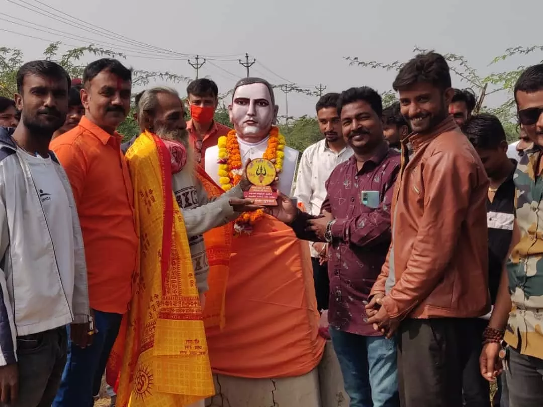 ഹിന്ദുസേന സ്ഥാപിച്ച ഗോഡ്സെ പ്രതിമ അടിച്ചുതകർത്ത് കോൺഗ്രസ് പ്രവർത്തകർ ഹിന്ദുസേന സ്ഥാപിച്ച ഗോഡ്സെ പ്രതിമ അടിച്ചുതകർത്ത് കോൺഗ്രസ് പ്രവർത്തകർ