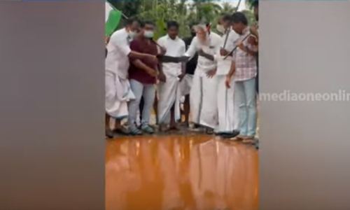 കുളമായി കൂളിമാട് റോഡ്; തോണിയിറക്കി യൂത്ത് കോണ്‍ഗ്രസുകാര്‍