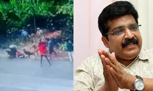 നായ്ക്കളുടെ ആക്രമണത്തിൽനിന്ന് സ്ത്രീയെ രക്ഷിച്ച നാട്ടുകാർക്കെതിരെ കേസ്; വിമർശവുമായി എംകെ മുനീർ