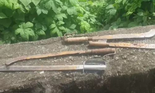 പാലക്കാട് ആയുധങ്ങൾ ഉപേക്ഷിച്ച നിലയിൽ; വടിവാളിൽ രക്തക്കറയും മുടിനാരിഴയും കണ്ടെത്തി പാലക്കാട് ആയുധങ്ങൾ ഉപേക്ഷിച്ച നിലയിൽ; വടിവാളിൽ രക്തക്കറയും മുടിനാരിഴയും കണ്ടെത്തി