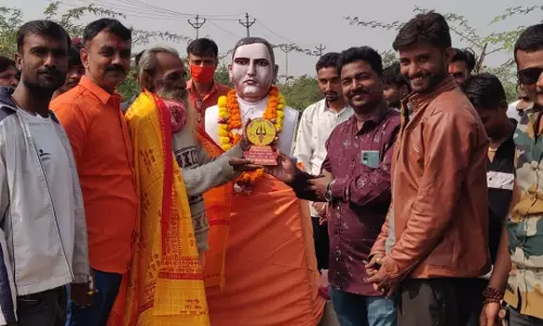 ഹിന്ദുസേന സ്ഥാപിച്ച ഗോഡ്‌സെ പ്രതിമ അടിച്ചുതകർത്ത് കോൺഗ്രസ് പ്രവർത്തകർ