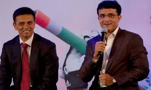 വീട്ടിൽ ഭയങ്കര സ്ട്രിക്ടാണ്, അച്ഛന് എന്തെങ്കിലും പണികൊടുക്കണമെന്ന് മകൻ വിളിച്ചുപറഞ്ഞു; ദ്രാവിഡ് ഇന്ത്യൻ കോച്ചായത് അങ്ങനെയാണെന്ന് ഗാംഗുലി