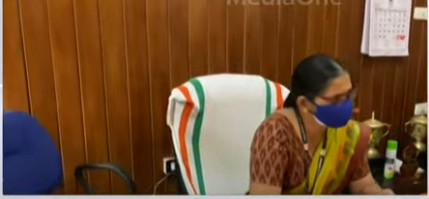 കോളേജ് പ്രിൻസിപ്പൽ വിദ്യാർഥിയെ കൊണ്ട് കാലു പിടിപ്പിച്ചതായി പരാതി