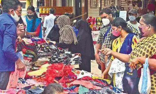 കൊച്ചിയിൽ ലൈസൻസില്ലാത്ത വഴിയോര കച്ചവടത്തിന് നിയന്ത്രണം കൊച്ചിയിൽ ലൈസൻസില്ലാത്ത വഴിയോര കച്ചവടത്തിന് നിയന്ത്രണം