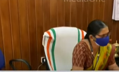 കോളേജ് പ്രിൻസിപ്പൽ വിദ്യാർഥിയെ കൊണ്ട് കാലു പിടിപ്പിച്ചതായി പരാതി