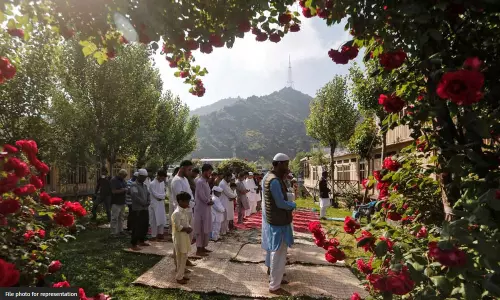 സ്ഥലത്തില് അവകാശവാദം ഉന്നയിക്കും; മുസ്ലിംകള് നമസ്കരിച്ച പൂന്തോട്ട പരിസരം ശുദ്ധീകരിച്ച് വി.എച്ച്.പി പ്രവര്ത്തകര് സ്ഥലത്തില് അവകാശവാദം ഉന്നയിക്കും; മുസ്ലിംകള് നമസ്കരിച്ച പൂന്തോട്ട പരിസരം ശുദ്ധീകരിച്ച് വി.എച്ച്.പി പ്രവര്ത്തകര്