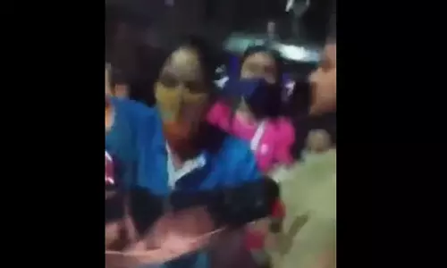 കടന്നുപോകാൻ വഴി നൽകിയില്ലെന്ന് ആരോപിച്ച്, തുടർച്ചയായി ക്യാബ് ഡ്രൈവറുടെ മുഖത്തടിച്ച് യുവതി: വീഡിയോ