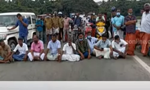 മുന്നറിയിപ്പില്ലാതെ ആളിയാർ ഡാം തുറന്നു; പാലക്കാട് തിരുനെല്ലായ് പാലം നാട്ടുകാർ ഉപരോധിച്ചു മുന്നറിയിപ്പില്ലാതെ ആളിയാർ ഡാം തുറന്നു; പാലക്കാട് തിരുനെല്ലായ് പാലം നാട്ടുകാർ ഉപരോധിച്ചു