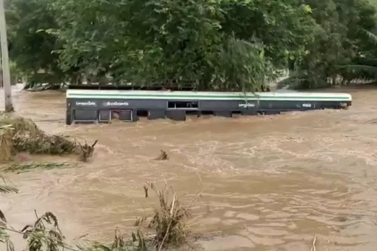 ആന്ധ്രയില് മിന്നല് പ്രളയം; ബസ് ഒഴുക്കില്പെട്ട് 12 പേര് മരിച്ചു ആന്ധ്രയില് മിന്നല് പ്രളയം; ബസ് ഒഴുക്കില്പെട്ട് 12 പേര് മരിച്ചു