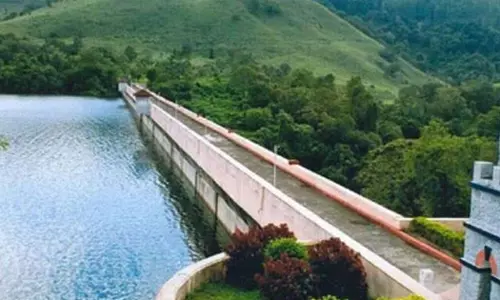 മുല്ലപ്പെരിയാറിൽ ജലനിരപ്പ് കുറഞ്ഞു; രണ്ട് ഷട്ടറുകൾ അടച്ചു