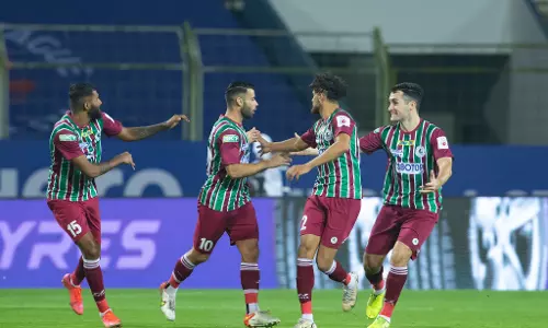 മാറ്റമില്ലാതെ ബ്ലാസ്റ്റേഴ്സ്; മോഹന് ബഗാനോട് 4-2 ന്റെ തോല്വി മാറ്റമില്ലാതെ ബ്ലാസ്റ്റേഴ്സ്; മോഹന് ബഗാനോട് 4-2 ന്റെ തോല്വി