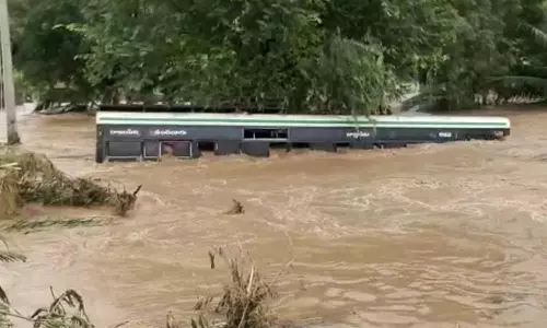 ആന്ധ്രയില്‍ മിന്നല്‍ പ്രളയം; ബസ് ഒഴുക്കില്‍പെട്ട് 12 പേര്‍ മരിച്ചു