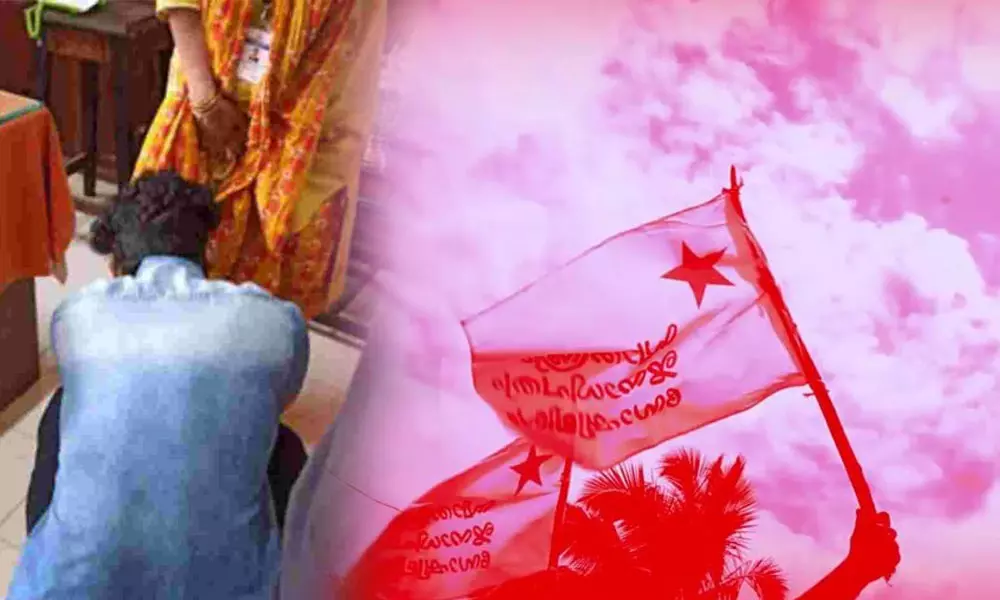 അധ്യാപിക നിര്ബന്ധിച്ച് കാല് പിടിപ്പിച്ച സംഭവം: പ്രിൻസിപ്പളിനെതിരെ എസ്.എഫ്.ഐയും അധ്യാപിക നിര്ബന്ധിച്ച് കാല് പിടിപ്പിച്ച സംഭവം: പ്രിൻസിപ്പളിനെതിരെ എസ്.എഫ്.ഐയും