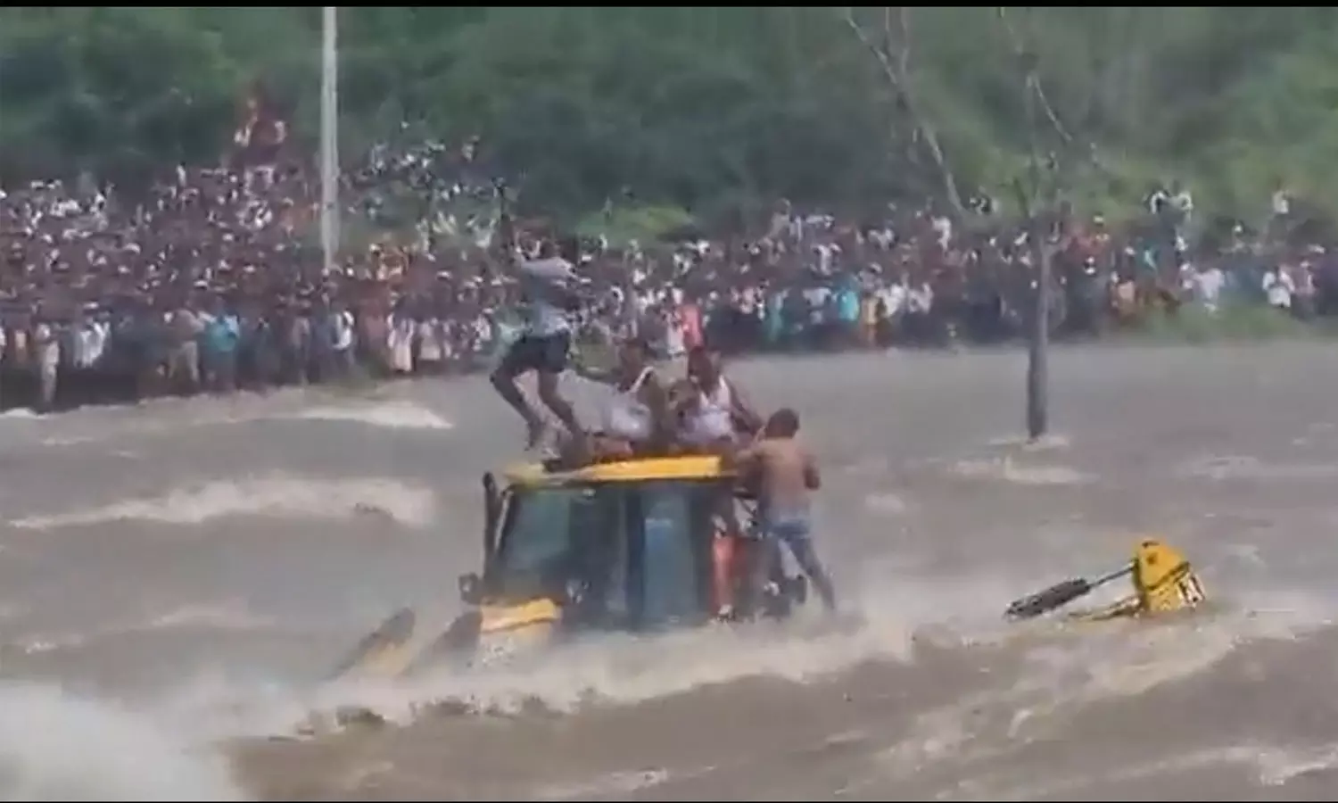 ആന്ധ്രയിൽ പ്രളയം; നൂറോളം പേർ ഒലിച്ചുപോയി, 17 മരണം