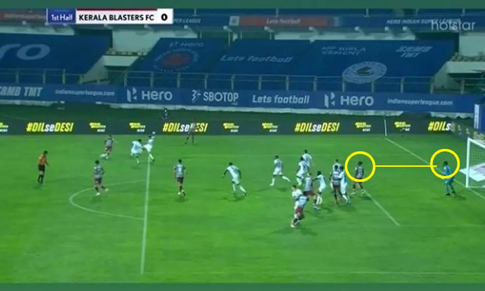 ബ്ലാസ്റ്റേഴ്സ് ഗോള്കീപ്പര് ആല്ബിനോ ഗോമസിന്റെ കാഴ്ച മറച്ചു നില്ക്കുന്ന എടികെ സ്ട്രൈക്കര് റോയ് കൃഷ്ണ ബ്ലാസ്റ്റേഴ്സ് ഗോള്കീപ്പര് ആല്ബിനോ ഗോമസിന്റെ കാഴ്ച മറച്ചു നില്ക്കുന്ന എടികെ സ്ട്രൈക്കര് റോയ് കൃഷ്ണ