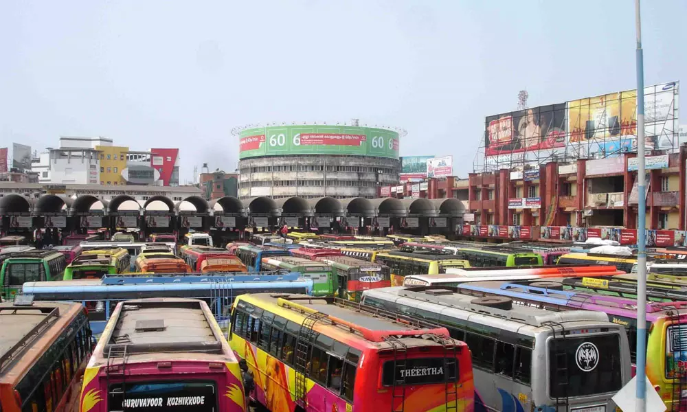 മഞ്ചേരി-കോഴിക്കോട് റൂട്ടിൽ മിന്നൽ ബസ് സമരം മഞ്ചേരി-കോഴിക്കോട് റൂട്ടിൽ മിന്നൽ ബസ് സമരം