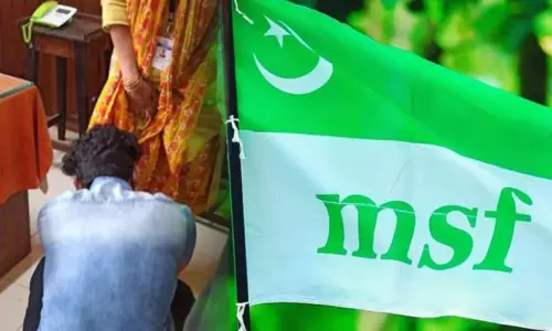 അധ്യാപിക നിര്ബന്ധിച്ച് കാല് പിടിപ്പിച്ചെന്ന പരാതിയില് വാദിയെ പ്രതിയാക്കാൻ നീക്കം നടക്കുന്നതായി എം.എസ്.എഫ് അധ്യാപിക നിര്ബന്ധിച്ച് കാല് പിടിപ്പിച്ചെന്ന പരാതിയില് വാദിയെ പ്രതിയാക്കാൻ നീക്കം നടക്കുന്നതായി എം.എസ്.എഫ്