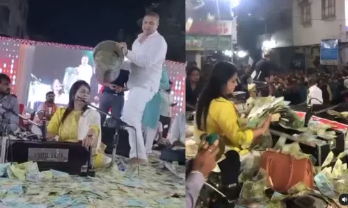 സംഗീത കച്ചേരിക്കിടെ ഗായികയെ നോട്ടുകൊണ്ട് മൂടി ആരാധകർ- വീഡിയോ