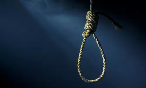 ഗവർണര്‍ ആരിഫ് മുഹമ്മദ് ഖാന്‍റെ ഡ്രൈവറെ ആത്മഹത്യ ചെയ്ത നിലയിൽ കണ്ടെത്തി