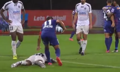 സെൽഫ് ഗോളടിച്ച മലയാളി താരത്തെ ആശ്വസിപ്പിച്ച് സുനിൽ ഛേത്രി; സ്‌പോർട്‌സ്മാൻ സ്പിരിറ്റ്