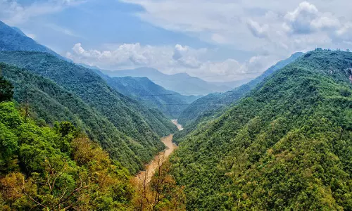 ഭൂമിക്കടിയില്‍, 3,000 അടി താഴ്ചയിൽ കോവിഡ് ഇനിയും എത്തിനോക്കാത്തൊരു ഇന്ത്യൻ ഗ്രാമം!